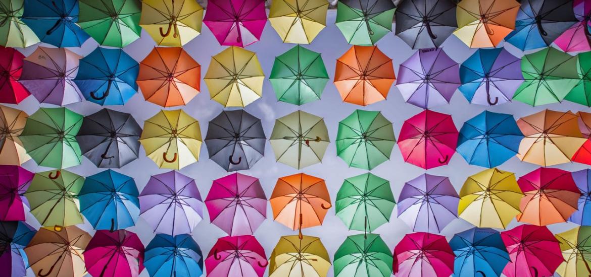 színes esernyők alulnézetből