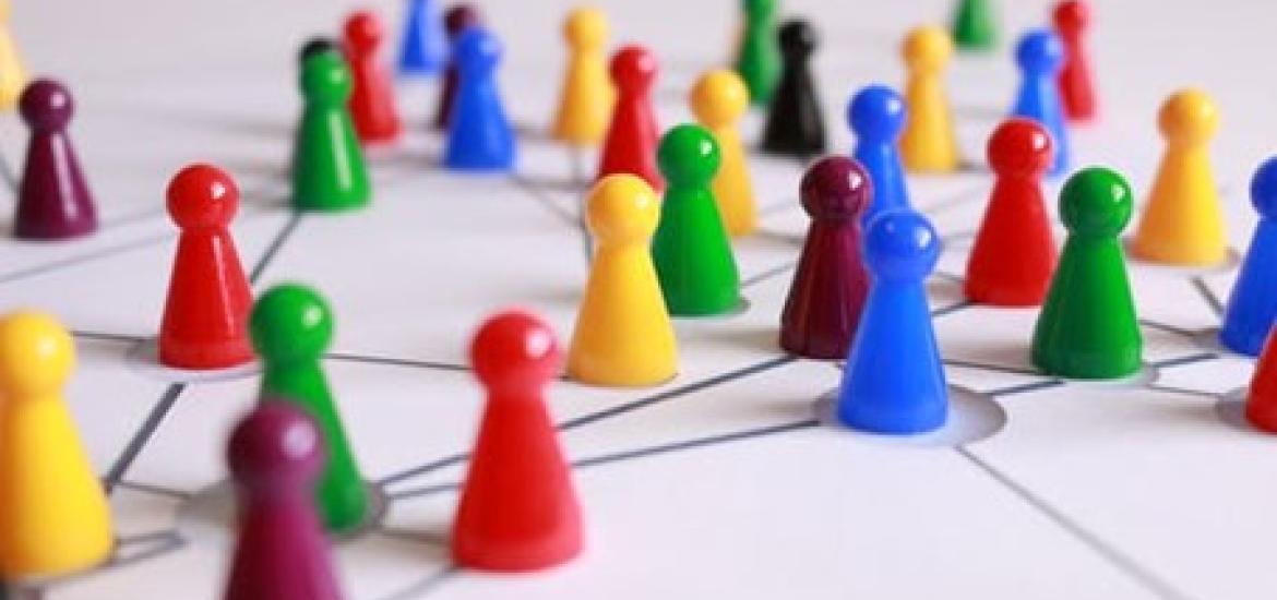 pici színes bábuk egy asztalon